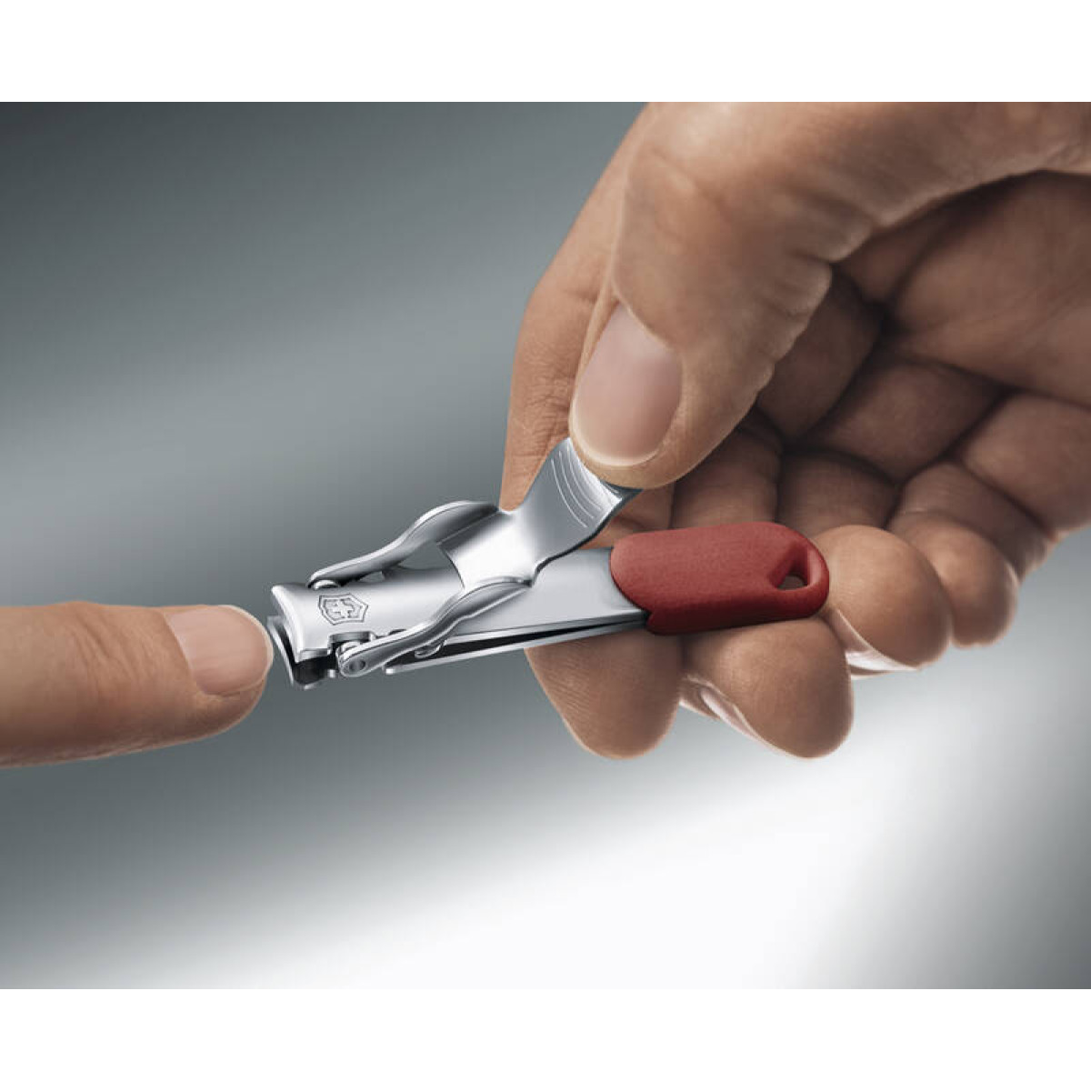 Книпсер для ногтей Victorinox 8.2050.B1 с отверстием для шнурка, красный, нержавеющая сталь, кусачки, щипцы. 3