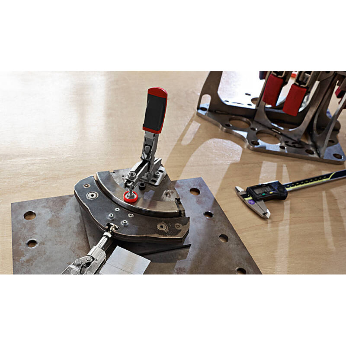 Вертикальный зажим с открытым плечом и горизонтальным основанием BESSEY BE-STC-VH20 2