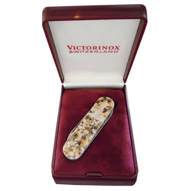 Нож-брелок Victorinox Classic LE, 58 мм, 4 функции, рукоять из натурального камня, "Baltic Brown" (п 0.6200.58