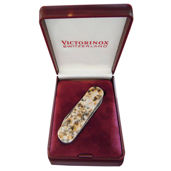 Нож-брелок Victorinox Classic LE, 58 мм, 4 функции, рукоять из натурального камня, "Baltic Brown" (п
