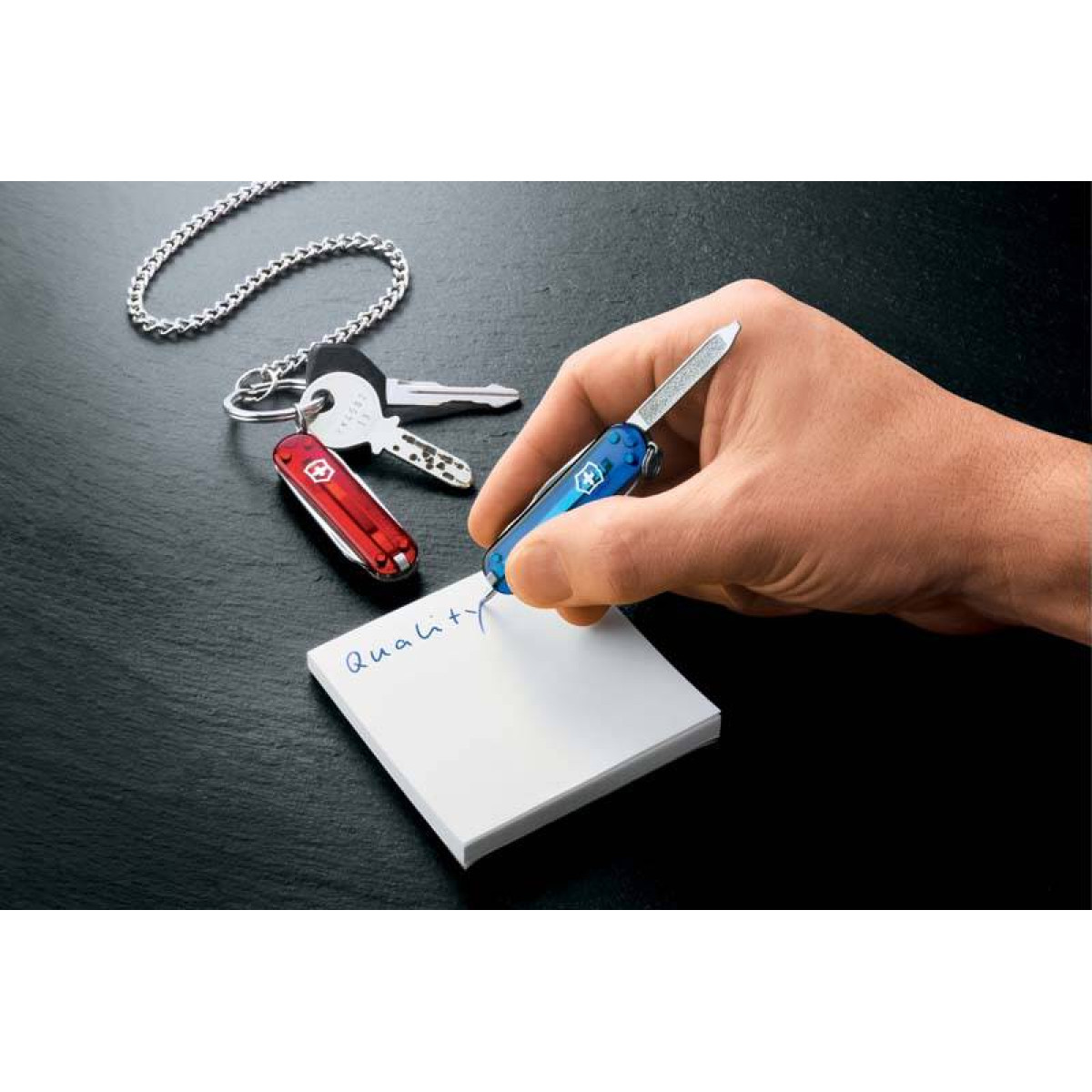 Нож-брелок Victorinox Classic Signature, 58 мм, 7 функций, полупрозрачный красный 3