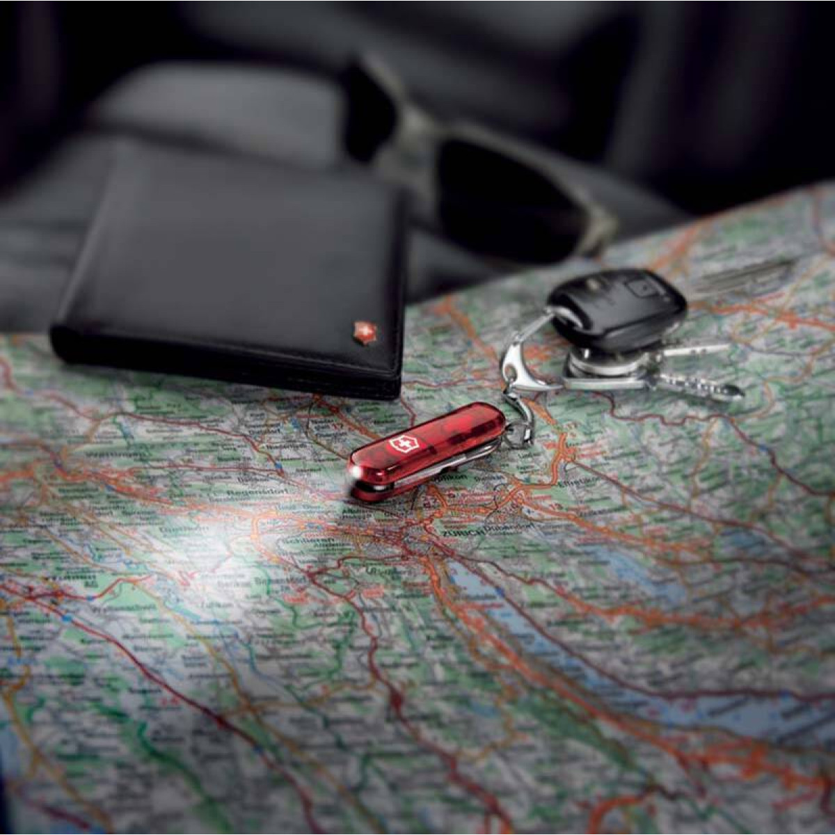 Нож-брелок Victorinox Classic SwissLite, 58 мм, 7 функций, полупрозрачный красный 3