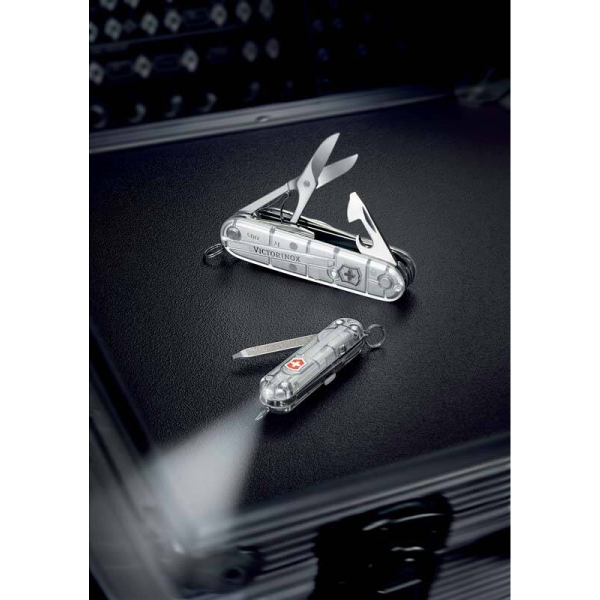 Нож Victorinox Huntsman, 91 мм, 15 функций, полупрозрачный серебристый 4